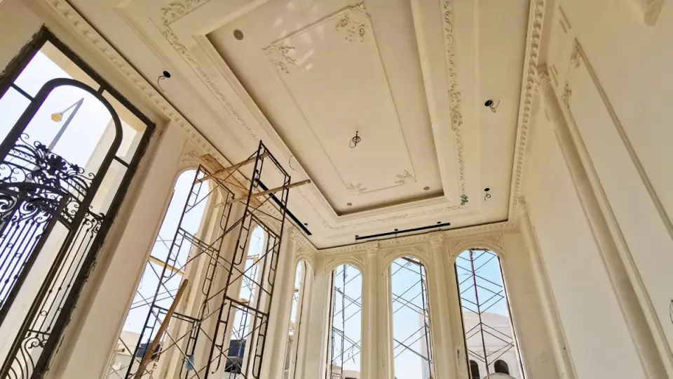 Linear slot diffusers installed in a classical hall