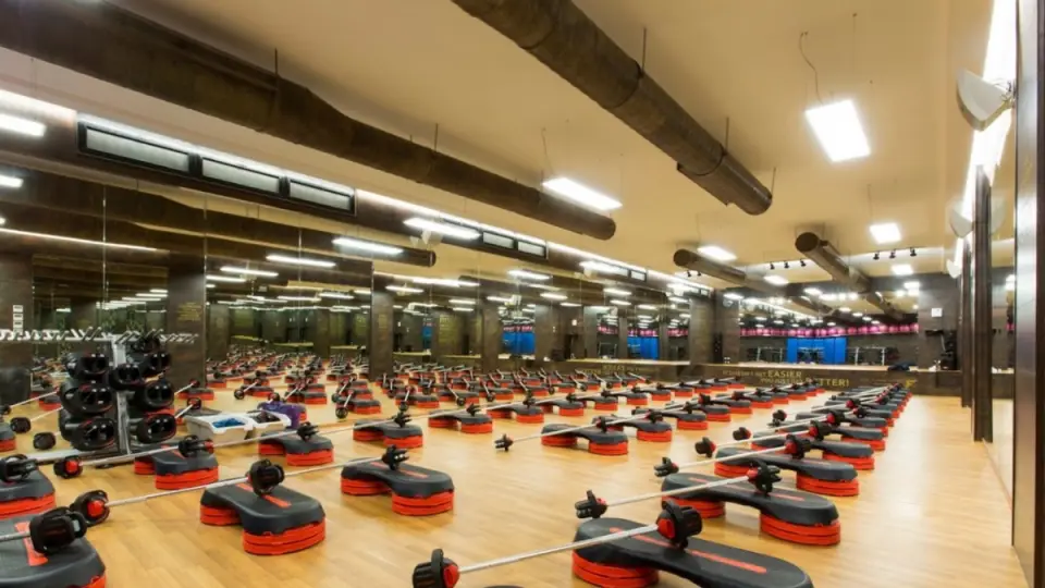 Exposed spiral ductwork in a fitness hall