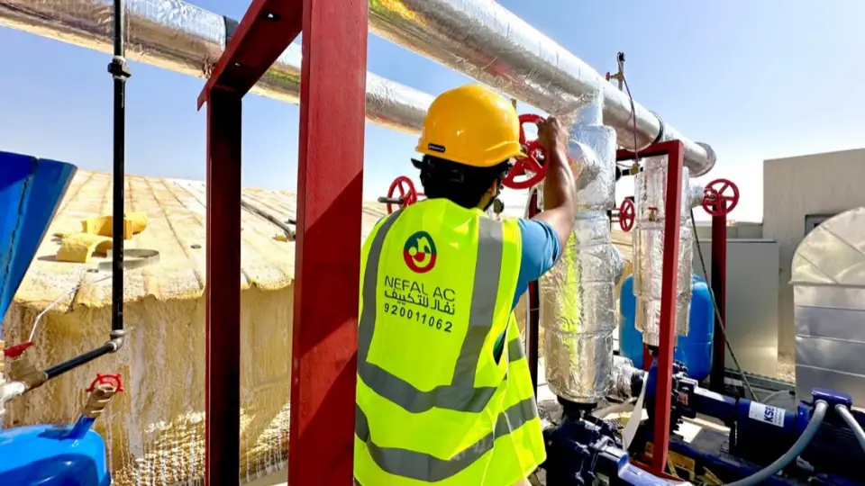 Fitting valves and chilled-water pipework